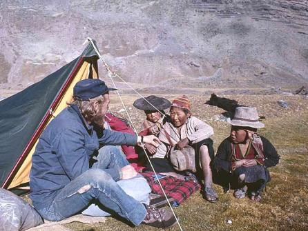 Begegnung mit einheimischen Kindern auf dem Pioniertrekking im Quellgebiet des Amazonas (1970, Peru).